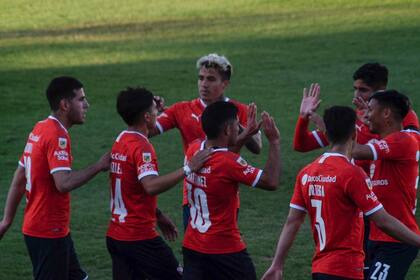 Los jugadores de Independiente festejan el gol tempranero frente a Central Córdoba, en Santiago del Estero