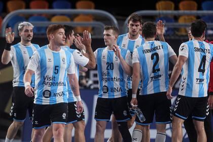 Jugadores de la selección argentina festejan luego de vencer a la de la República Democrática de Congo.