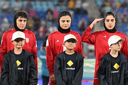 Jugadores de la selección femenina de Irán previo al partido contra Filipinas en la Copa Asia, el domingo 8 de marzo de 2026, en Robina, Australia. (Dave Hunt/AAP Image vía AP)