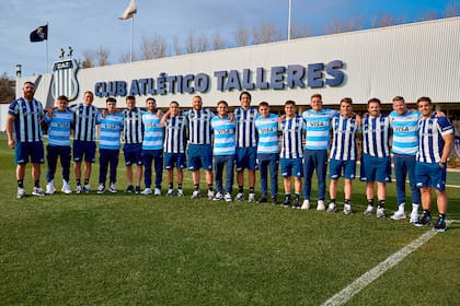 Jugadores de los Pumas (como Montoya, Kremer, Mamona y Delguy) con la camiseta de Talleres junto con jugadores de Talleres (Herrera, Girotti, Bustos) con la de los Pumas.