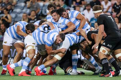 Jugadores de Los Pumas empujan en un maul durante el partido que disputan frente a los All Blacks por el Tri-Nations en Newcastle, Australia.