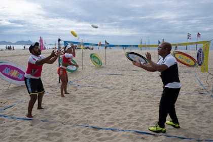 Jugadores de manbol en la playa de Copacabana