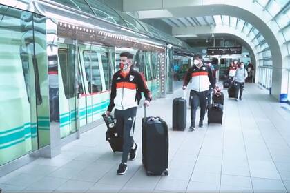 Jugadores de River en la llegada al aeropuerto de Orlando.