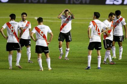 Toda la desazón de los jugadores de River tras la caída por 2-0 con Independiente, en el estadio de Banfield.