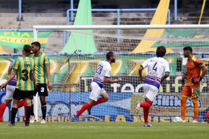 Piatti ya le pegó de zurda y celebra el segundo gol de San Lorenzo en Mar del Plata. El Ciclón goleó 4 a 1 a Aldosivi y es puntero de la zona 5.