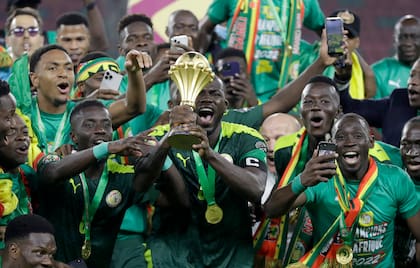 Jugadores de Senegal celebran con el trofeo de campeón de la Copa Africana de Naciones 2022, después de ganar la final entre Senegal y Egipto en el estadio Ahmadou Ahidjo, en Yaounde, Camerún