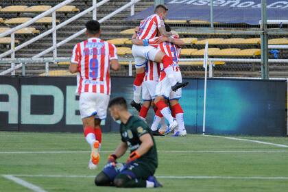 Jugadores de Unión de Santa Fe festejan el gol de Gastón González a Rosario Central.