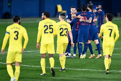 Tras la revisión por el VAR, los jugadores de Atlético de Madrid festejan el primer gol, de Alfonso Pedraza en contra.
