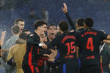 Jugadores del Barcelona celebran después de que aseguraron el título de liga al vencer al Espanyol