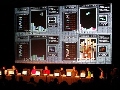 Jugadores durante la competición semifinal del Campeonato Mundial de Tetris Clásico