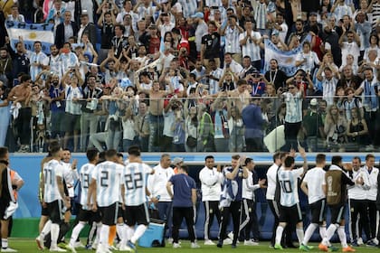 Jugadores e hinchas celebran la clasificación argentina en San Petersburgo
