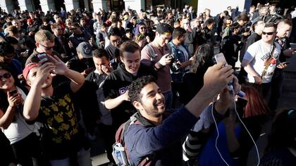 jugadores "Pokemon Go" comienzan a caminar a lo largo del Embarcadero en San Francisco