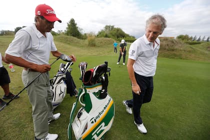 Jugando al golf, la pasión que comparte con sus tres hijos mayores y también con su amigo Willy Kohan.