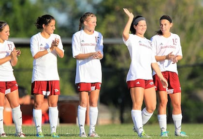 Jugando al soccer en el equipo universitario