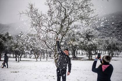 Jugando con la nieve en el Valle de Calamuchita, Villa General Belgrano, Córdoba