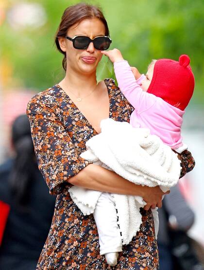 Jugando con mamá. Irina Shayk y su pequeña Lea, fruto de su relación con el actor Bradley Cooper, se divierten juntas mientras pasean por las calles de Nueva York