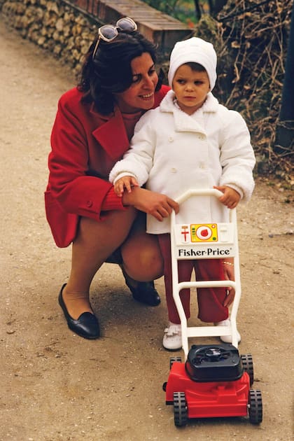 Jugando con su madre en Le Jardin d’Acclimatation, en París.