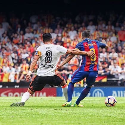 Jugando en Valencia, en un partido frente a Iniesta y al Barcelona