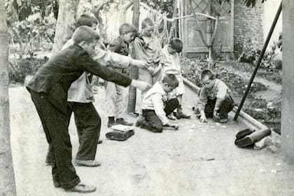 Jugar a las figuritas era una actividad de varones que duró hasta hace pocos años.