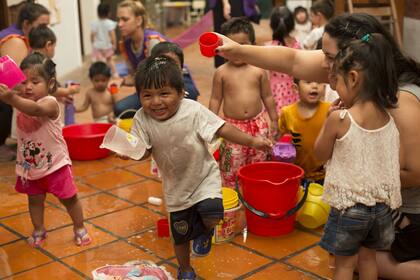 Jugar al carnaval. Un grupo de nenes de la villa 1-1-14, en el centro Floreciendo