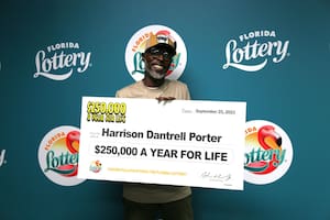 Atravesaba tiempos difíciles, compró un boleto de lotería en la “tienda de la suerte" y ganó US$4 millones