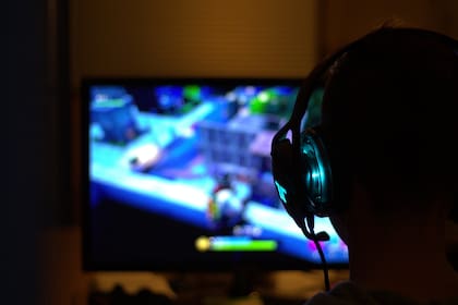 Jugar videojuegos aumenta las chances de padecer pérdida auditiva o tinnitus, según un estudio