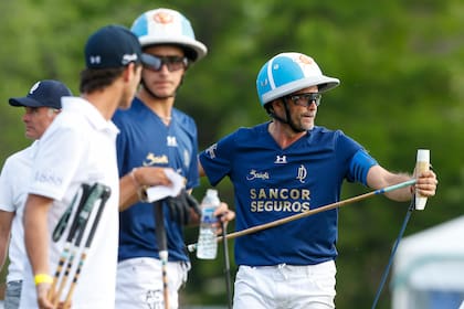 "Jugó impresionante, muy bien. Tiene una cabeza no de 16 años. Es muy tranquilo, maneja muy bien los tiempos. Estoy feliz de haber debutado juntos y de la forma en que lo hizo. Fue espectacular", comentó Dolfi Cambiaso sobre su hijo.