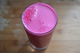 Dos compañeros de colegio le convidaron una bebida con drogas, la tomó sin saber y debió ser internado