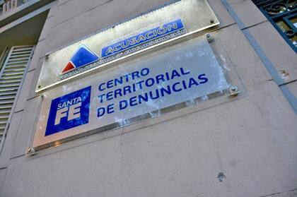 Los impactos de bala en el frente de la sede del Ministerio Público de la Acusación de Rosario