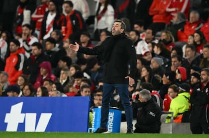 Juicio dividido para Eduardo Coudet en el Monumental, entre silbidos y tibios aplausos (Photo by Luis ROBAYO / AFP)