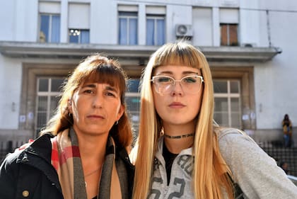 Juicio Masacre de Monte. Loana Sanguinetti junto a su hija Rocío Quagliariello sobreviviente.
La Plata: 08/05/2023