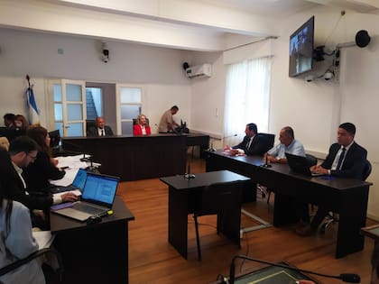 Juicio oral contra el exintendente salteo Atta Miguel Gerala por el robo del rieles del ferrocarril Belgrano Cargas; a la derecha, de camisa, celeste, el acusado