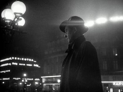Jules Dassin filmó París no como en las comedias sofisticadas de los 40 sino como una ciudad hostil envuelta en niebla y misterio.