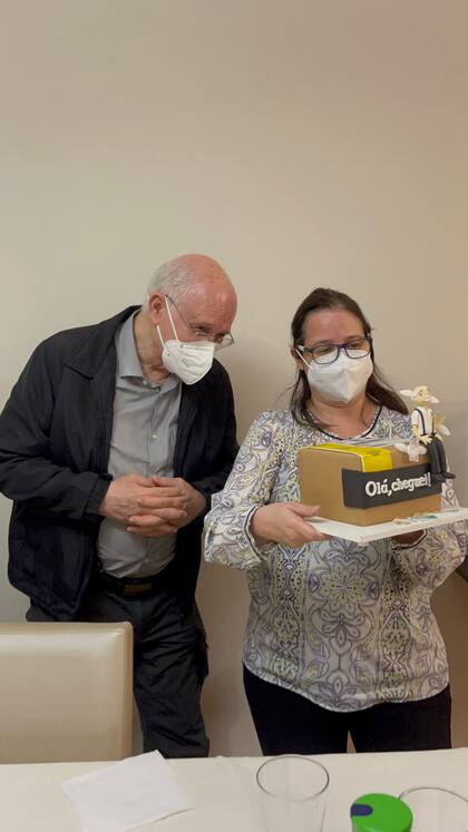 Julha, la nieta que sorprendió a su abuelo con una torta con el diseño del packaging de Mercado Libre