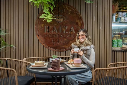 Juli Poggio degustando la pastelería fina y el café de especialidad que ofrecen en su emprendimiento