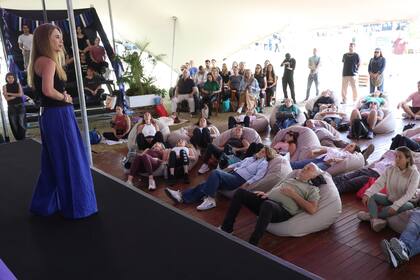 Juli Rubinstein guía una respiración inspirada en el método Wim Hof