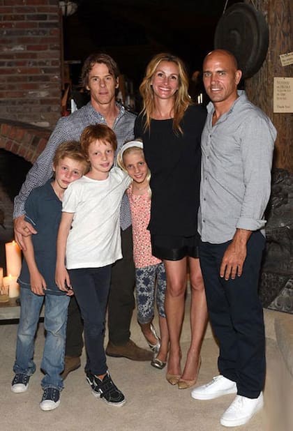 Julia a pleno con su familia y un amigo