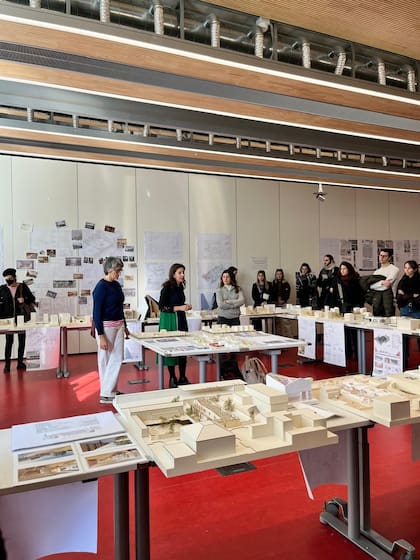 Julia durante la entrega de su proyecto final de carrera en el Politécnico de MIlán