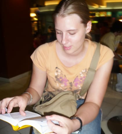 Julia en el 2010, con su diccionario español-alemán siempre en mano.