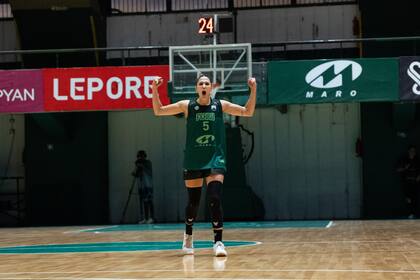 Julia Fernández, la tercera generación de basquetbolistas de la familia, jugó el Mundial Sub 19 con la selección argentina y sigue el legado de su abuelo y su papá Gabriel