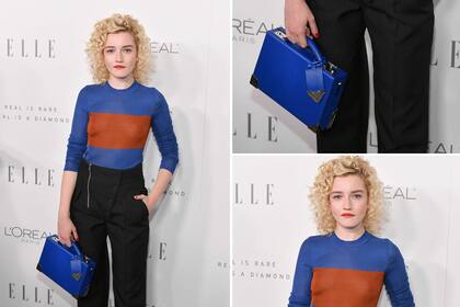 Julia Garner apostó por el azul con detalles en rojo y el negro. La actriz eligió una cartera que le aportó mucho color a su look