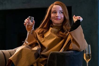 Julia Garner en su papel de Anna Delvey en la serie de Netflix Inventando a Anna