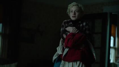 Julia Garner es parte de esta película que vuelve a dar vida a la leyenda del hombre lobo.