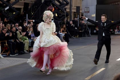 Julia Garner se lució con uno de los más de 70 vestidos que utilizó Kirsten Dunst en el film María Antonieta: la reina adolescente, de Sofia Coppola. Las creaciones de la diseñadora Milena Canonero ganaron el Oscar al Mejor vestuario en 2007