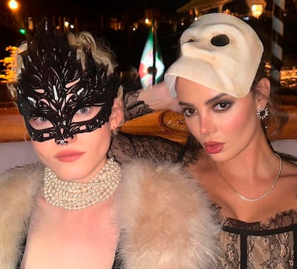 Julia Garner y Keleigh Sperry, lista para la fiesta preboda.