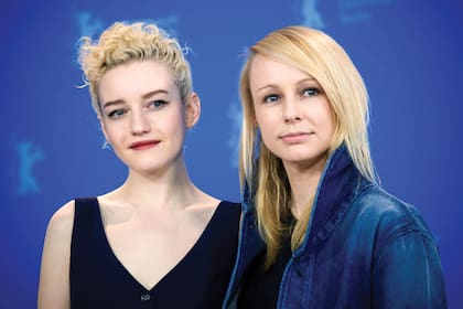 Julia Garner y Kitty Green, directora de The Assistant