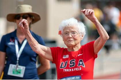 Julia Hawkins a los 103 años, corriendo los 100m