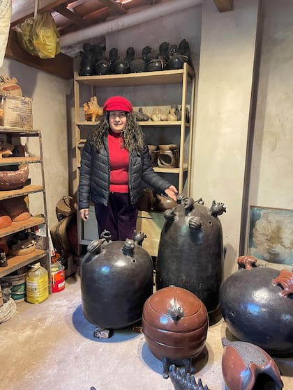 Julia Isídrez con sus obras, en su taller