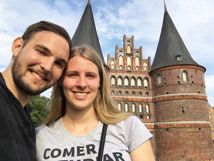 Julia junto a su pareja, en Alemania.