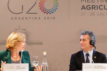 Julia Klöckner, ministra federal de Alimentos y Agricultura de Alemania junto al ministro de Agroindustria, Luis Miguel Etchevehere